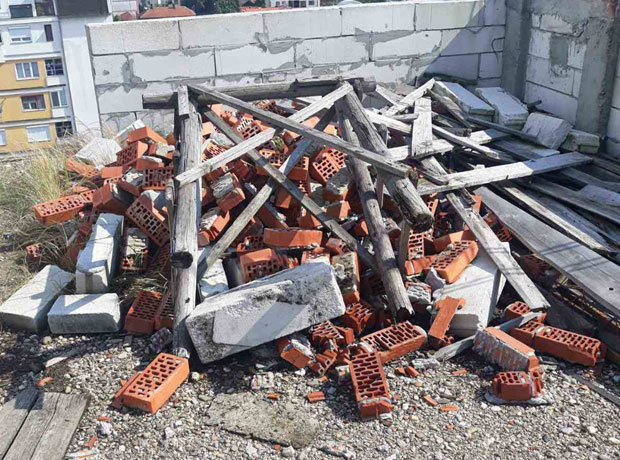 Инвеститор оставио недовршену зграду, свака киша за њих је претња: Нишлије живе у страху, у згради без крова